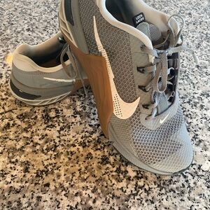 Nike Mens Metcon training shoes Gray and White Athletic Shoes